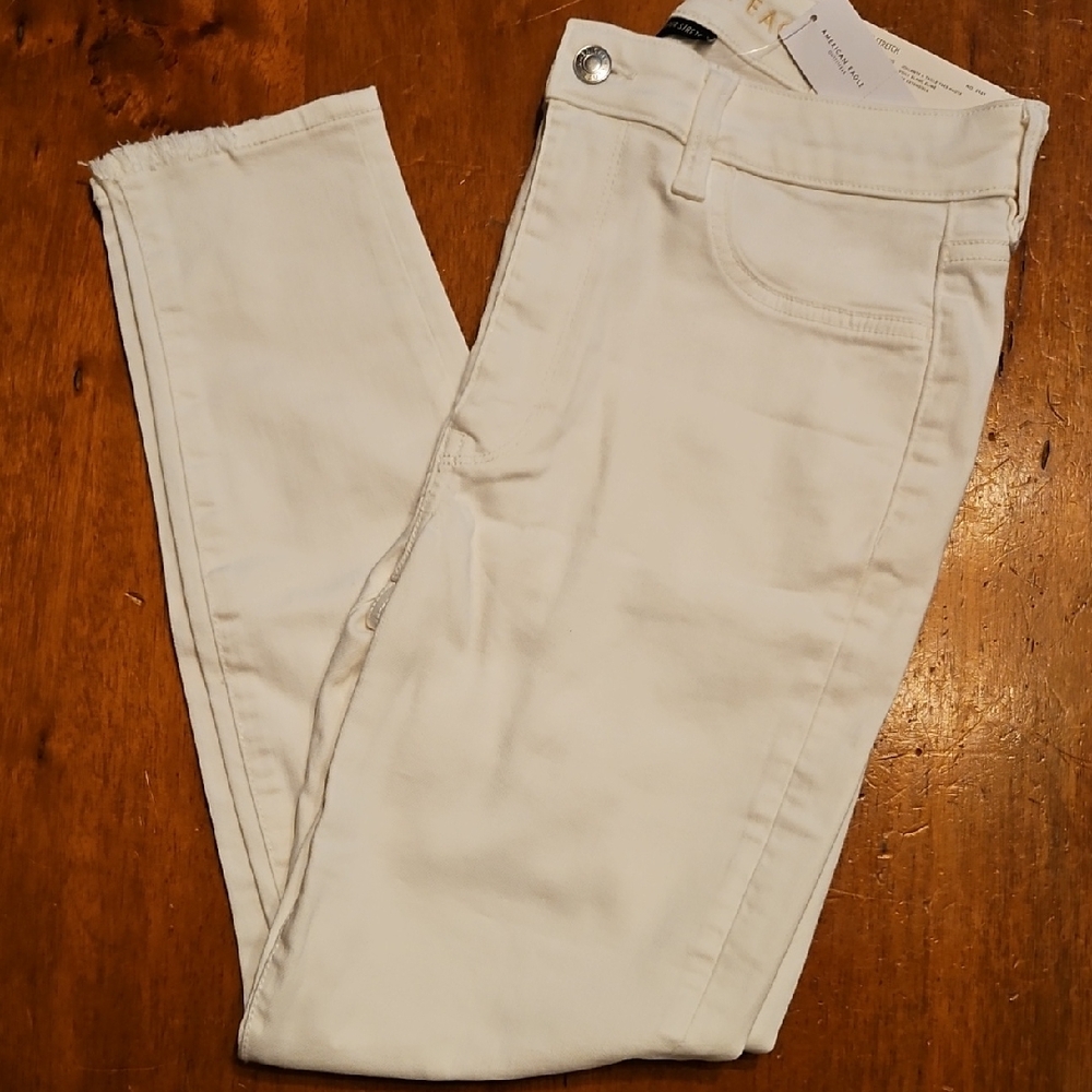 NWT American Eagle Outfitters White Denim Jeans. Size 8 Short.